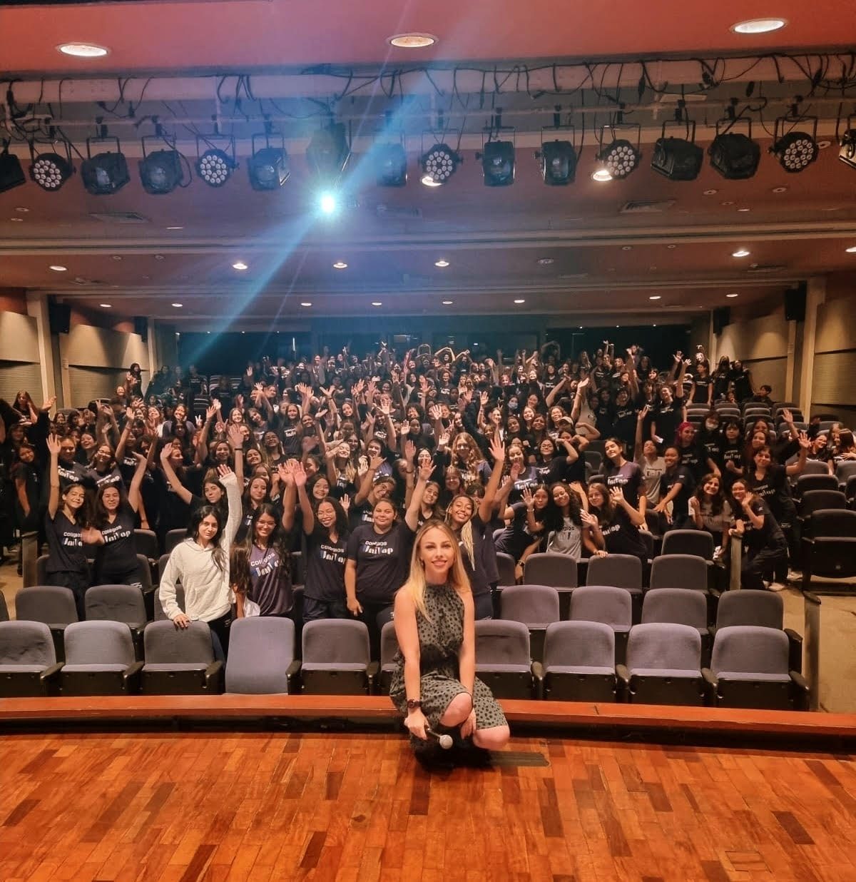 Dra. Raquel Marcondes após palestra em auditório lotado de estudantes